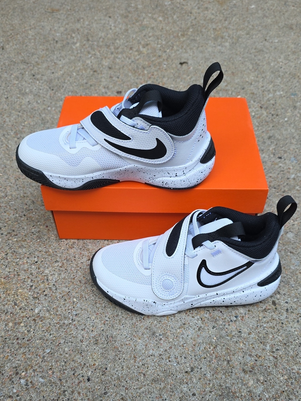 NWT Nike Team Hustle D 11 Athletic Shoes Sneakers Size 12 Child